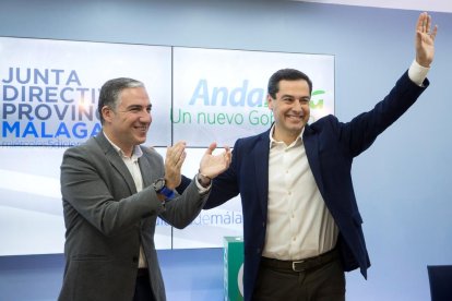 Imagen del líder del PP andaluz, Juanma Moreno, aplaudido por el portavoz, Elías Bendodo.