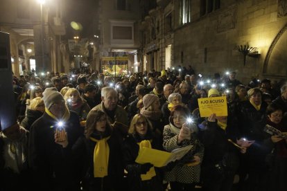 En suport als encausats pel referèndum - Com cada dilluns des de fa més d’un any, els Cantaires de Ponent es van congregar ahir a la plaça de la Paeria de Lleida per exigir la llibertat dels líders independentistes empresonats i el retorn del ...