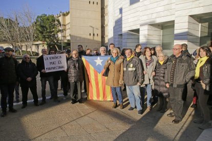 Concentració de suport ahir a la coordinadora de l’ANC a Lleida, Rosa Burrell, al centre de la foto.