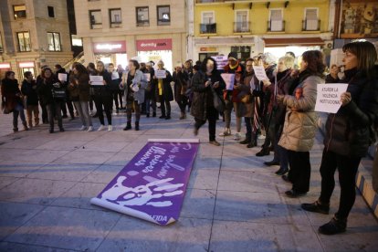 Un moment de la cassolada celebrada ahir la plaça Sant Joan contra la sentència.