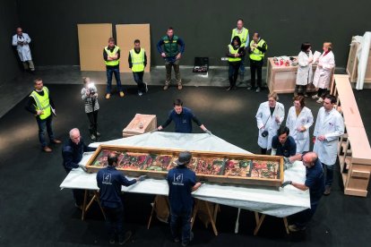 Embalatge d’una de les 44 obres al Museu de Lleida, sota la mirada de tècnics i efectius policials.