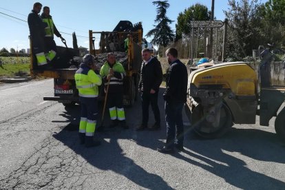 El concejal de Sostenibilidad, Joan Queralt, inspeccionando los trabajos de reasfaltado. 