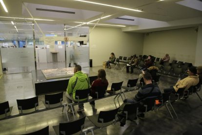 Sala d’espera de l’oficina del Servei d’Ocupació de Catalunya (SOC) a Lleida, ahir.