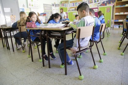 Una de les aules amb pilotes a les cadires perquè no facin soroll al moure-les.