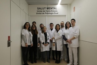 Foto de família de l’equip multisciplinari de la Unitat de Patologia Dual del Santa Maria.