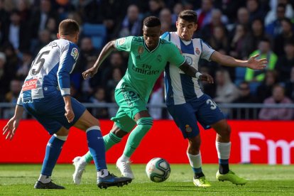  Vinícius intenta anar-se’n del marcatge dels jugadors de l’Espanyol David López i Víctor Gómez.