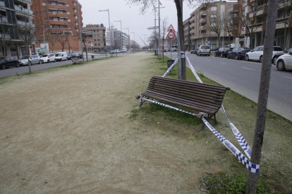 Quejas por no reparar un banco roto de hace meses en Balàfia