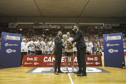 El Uni Girona suma su segunda Liga ante el Perfumerías Avenida