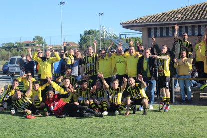 Jugadors, cos tècnic i directius de l’Angulària celebren el triomf que els dóna el campionat.