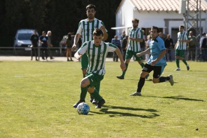 Una acció del partit entre l’Alguaire i el Rosselló. 