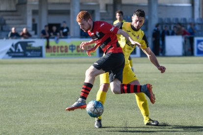 Òscar Canadell trata de eludir el marcaje de un defensa del Balaguer.