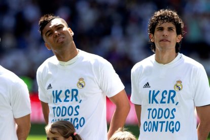 Casemiro, con la camiseta de apoyo a Casillas antes del partido.