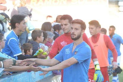 Pedro Martín pugna con un jugador del Barcelona B, en una acción del partido de ayer en el Camp d’Esports.