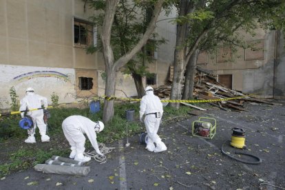 Retirada de amianto durante el derribo de Magisterio.