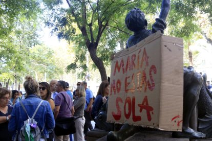 “María no estás sola”, apoyo a la madre en Barcelona  -  Medio centenar de personas, la mayoría ciudadanos uruguayos residentes en Catalunya, se concentraron ayer a las puertas del consulado de Uruguay en Barcelona para apoyar a la madre de  ...