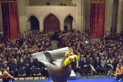 A l’esquerra, el Ball de l’Àliga, aquest any amb flors grogues pel procés, amb la Banda, dirigida per Xesco Grau. A la dreta, les Completes, dirigides per Xavier Puig.