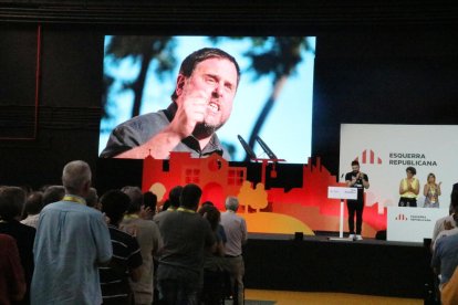 Imagen en la pantalla del presidente de ERC, Oriol Junqueras, después de que Gabriel Rufián leyera una carta suya desde d'Estremera, durante la Conferencia Nacional del partido, en La Farga de l'Hospitalet, el 30 de junio.