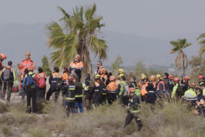 Los servicios de emergencia dan instrucciones antes de comenzar una batida.