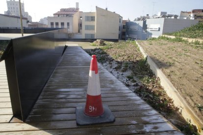 Un dels cons que ahir impedien el pas en una de les rampes del Call, al Centre Històric.