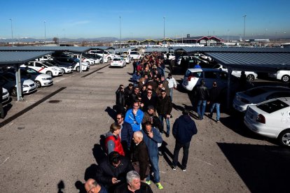 Imatge de taxistes a la cua per a la votació, ahir a Madrid.