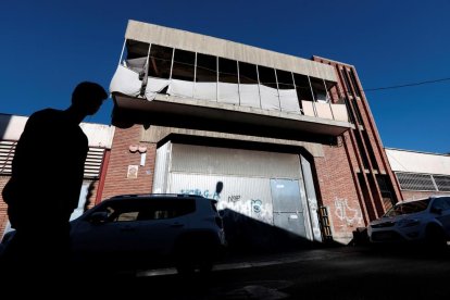 Vista de la nau industrial abandonada on va succeir la violació múltiple a Sabadell.