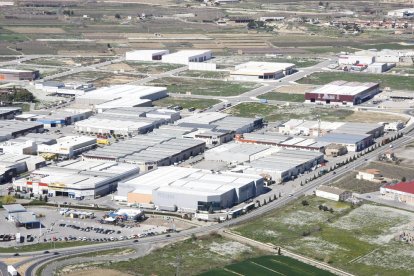 Vista de área del polígono industrial de Torrefarrera, que cuenta con una planta de depuración. 