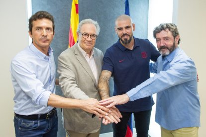 Valdés, junto a Guillermo Amor, el directivo Silvio Elías y José Mari Bakero.