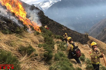 Los Bomberos trabajando en uno de los flancos. 