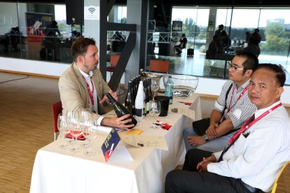 Algunos de los participantes en la Wine Business Meeting en la Llotja ayer por la mañana.