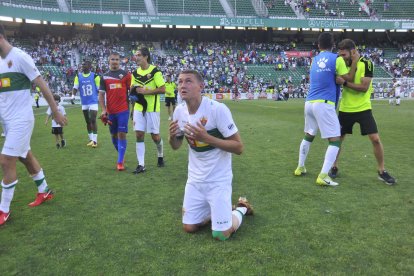 Zotko reza tras un partido en el que el Elche tenía cerca ya el ascenso a Segunda la pasada campaña.