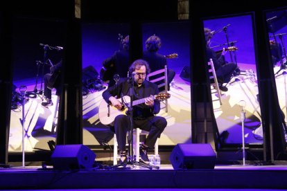 El cantautor Roger Mas, en un concert del Seu Vella Music Festival, a Lleida el juliol del 2017.