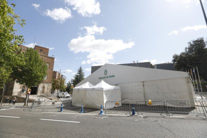 Imatge de l’exterior del CUAP de Prat de la Riba amb la carpa per atendre sospitosos de Covid.