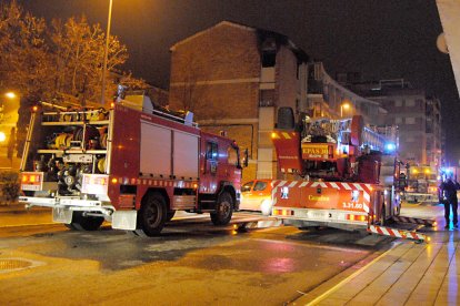 Servicios de emergencias el sábado por la noche en el incendio. 