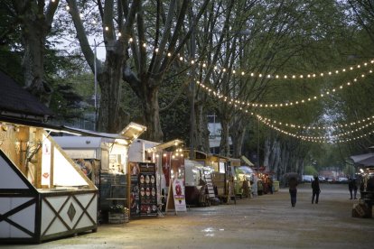 Algunas de las ‘food trucks’ del festival que ya ocupaban ayer los Camps Elisis. 