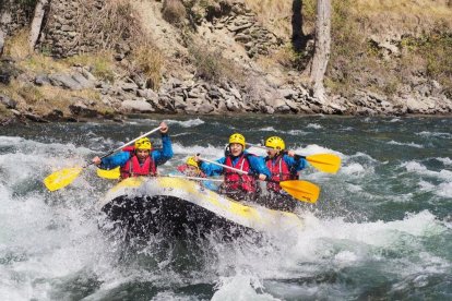 Imagen de un grupo de turistas durante una bajada de rafting por el Noguera Pallaresa. 