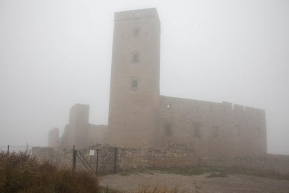 Imagen del castillo ayer con una intensa niebla. 