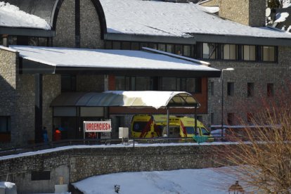 Ambulancias en el hospital de Vielha tras ingresar la víctima.