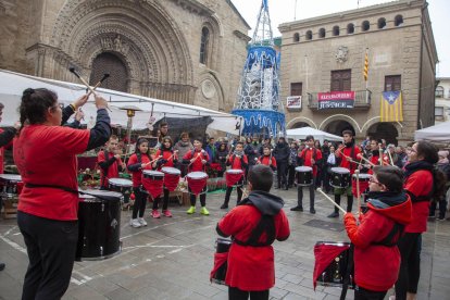 La actuación de los Tabalers l’Espetec amenizó ayer el Mercat de Nadal de Agramunt. 