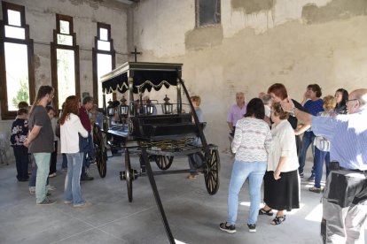 El antiguo carro funerario ha sido restaurado.