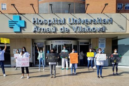 Una de les protestes que els MIR han fet aquestes dos setmanes a l’hospital Arnau de Vilanova.