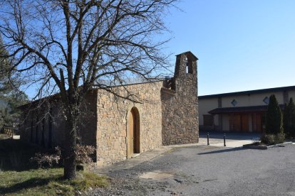 La iglesia y el local social de Aguilar, en suelo de un particular que Bassella ha tenido que expropiar.