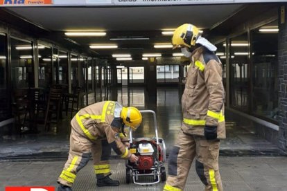 Els Pompièrs van ventilar la zona després de la fuita de gas propà ahir a Vielha.