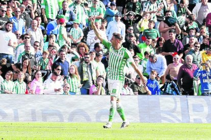 Joaquín celebra con la afición verdiblanca el segundo de los tres goles que marcó frente al Athletic.