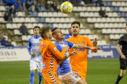 Eder trata de llegar al balón ante el guardameta visitante, Loscos.