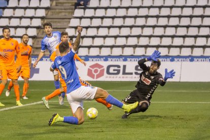 Eder prova d’arribar a la pilota davant del porter visitant, Loscos.