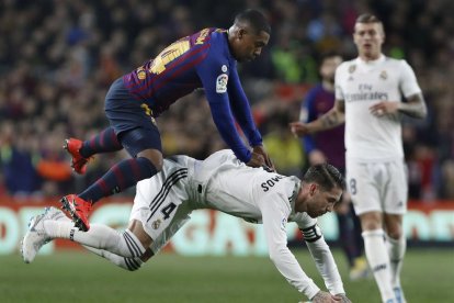 Malcom, protagonista ahir, xoca amb Sergio Ramos durant el partit d’ahir.