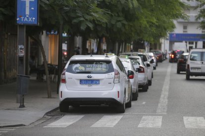 Una hilera de taxis, en la parada de la calle Blondel.