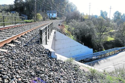 Puente ferroviario desde el que se precipitó el senderista, ayer, en Garcia.