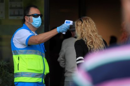 Toma de temperatura a una paciente que acude a realizarse un test en un centro de salud de Madrid.