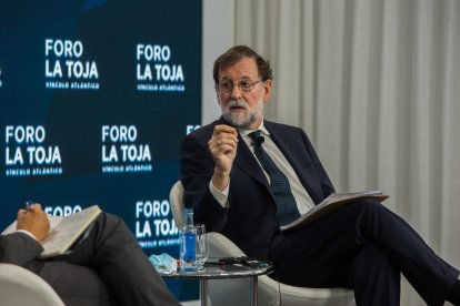 Mariano Rajoy, durant un debat ahir a Pontevedra.